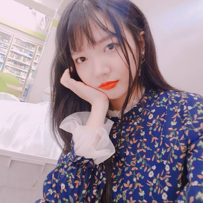 Trên trang cá nhân, người đẹp Hàn Quốc không ngại diện những trang phục khoe được lợi thế hình thể. Thân hình gợi cảm của em gái Hari Won được nhiều người nhận xét "ăn đứt" chị gái ruột.