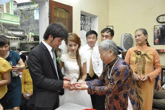 Cuối cùng, nam diễn viên không quên gửi lời cám ơn vợ: "Cảm ơn vợ anh, mẹ của những đứa con anh đã luôn bám chặt anh 6 năm qua, đồng hành cùng anh trên tất cả những con đường gập gềnh, gồ ghề đầy ổ trâu ổ gà, bụi bặm ô nhiễm của Việt Nam. Mong em luôn hạnh phúc và đừng buồn khi ngày mai lại ăn đủ một đống xóc lộn cả mề trên phố". Trước đó không lâu, Bảo Ngậu cũng từng tiết lộ vợ anh mang bầu lần hai. Sau 6 năm, Bảo Anh có một cuộc sống hạnh phúc bên vợ trẻ đẹp và con gái ở ngoại thành Hà Nội. Không chỉ quán xuyến việc nhà mà bà xã Bảo Anh - Trịnh Minh Tâm còn ủng hộ chồng theo đuổi nghệ thuật. Sau "Người phán xử", Bảo Anh sẽ vào vai một chiến sĩ công an trong phim "Mê cung".