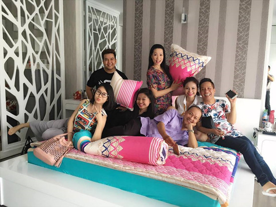 Trong một lần chia sẻ với báo giới vào tháng 4/2016 Minh Nhí cho biết nhà căn nhà mới của anh ở Cù Lao gần đường Phan Xích Long, P.2, quận Phú Nhuận. Anh cho biết đây sẽ là chốn đi về của mình sau những ngày đi diễn mệt nhọc. Được biết, Minh Nhí xây nhà lớn với nhiều phòng ngủ vì muốn đón anh chị ở quê lên ở cùng mình. Phòng khách được trang trí theo phong cách hiện đại với gam màu trắng chủ đạo pha với một số màu pastel nhẹ nhàng.