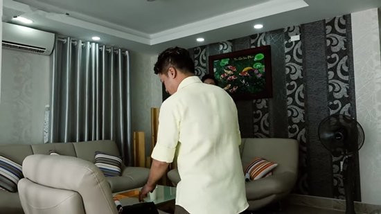 Nam diễn viên hài từng tâm sự rằng, vào những năm 90, nếu giá vàng là 4 triệu đồng/lượng thì một ngày ít nhất anh kiếm được 10 triệu, có ngày mười mấy triệu. Anh có đủ tiền để mua nhà gấp 10 lần hiện tại nhưng “không thèm” mua. Còn theo lời kể của Hạnh Thuý thì đám con gái trong lớp do nghệ sĩ Minh Nhí chủ nhiệm hay qua nhà thầy… ủi tiền. Trong đó, diễn viên Việt Hương được thầy khen nhiều nhất vì khéo tay, ủi tiền phẳng lì, xếp tiền mới ra tiền mới, tiền cũ ra tiền cũ.