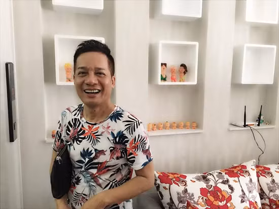 Dù có nhiều tiền xong Minh Nhí không giữ gìn mà làm bao nhiêu đều tiêu xài hết. Anh thường chơi theo nhóm và thường xuyên “nướng” tiền trong vũ trường, có đêm 5 triệu, có đêm là mười mấy triệu. Khi anh gặp sự cố thì tất cả người từng được anh cưu mang đều… quay lưng. Đây là chuyện mà đến tận bây giờ nhắc lại anh vẫn thấy ân hận. Những năm tháng bị cấm diễn, nam diễn viên phải bán xe, bán nhà để sống. Ngoài nhà ở Việt Nam, Minh Nhí hiện còn căn nhà ở Mỹ, anh vẫn thường lui về đó vì vợ anh vẫn đang sinh sống tại đây.