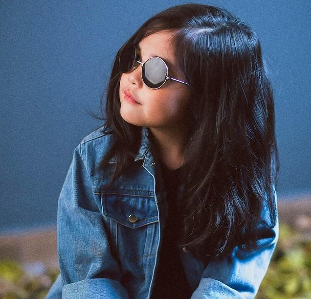 "Ôi, hóa ra là vì cô bé không thích kiểu nhẹ nhàng, duyên dáng bên tà áo dài đó thôi, nhìn ảnh này ngầu phải biết, chắc sẽ là cô gái mạnh mẽ lắm đây", tài khoản Vân Thu để lại bình luận dưới tấm hình.