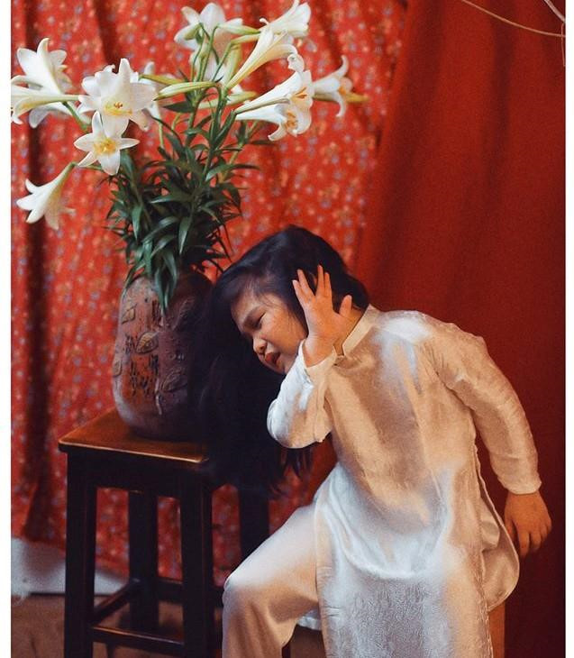 Mong muốn sở hữu bộ ảnh "nghiêm túc" của cô con gái đáng yêu, nên mẹ Mầm đã chuẩn bị sẵn sàng mọi thứ, "mạnh dạn" dẫn cô bé đến studio. Thế nhưng cái kết thật bất ngờ, Mầm nhất quyết không hợp tác, biến sự mong chờ của mọi người thành nỗi thất vọng.