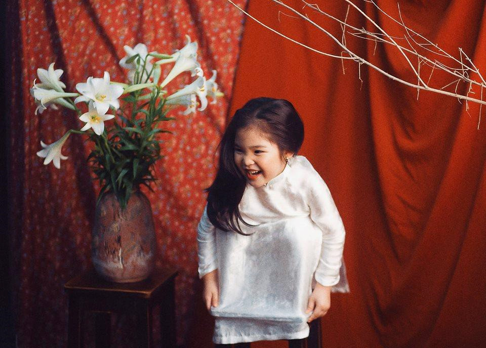 Luôn cáu có, khó chịu với những kiểu dáng mà ekip gợi ý, nhưng Mầm lại vô cùng thích thú, hài lòng với ý tưởng của riêng mình, nụ cười trên môi cô bé là đáp án rõ ràng cho điều đó.