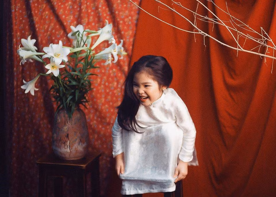 Luôn cáu có, khó chịu với những kiểu dáng mà ekip gợi ý, nhưng Mầm lại vô cùng thích thú, hài lòng với ý tưởng của riêng mình, nụ cười trên môi cô bé là đáp án rõ ràng cho điều đó.