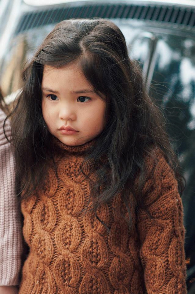 Bé Mầm gây ấn tượng đặc biệt với gương mặt mũm mĩm, môi hồng, đôi mắt to cùng biểu cảm "chuyên nghiệp" trước ống kính. Nhiều người dự đoán, cô bé sẽ là mẫu nhí sáng giá trong tương lai.