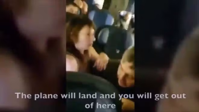Cặp đôi thản nhiên làm "chuyện ấy" trên máy bay, bị tiếp viên can thiệp Cap doi than nhien lam