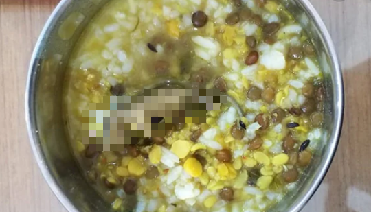 Kinh hoang phat hien chuot chet trong suat an cua hoc sinh