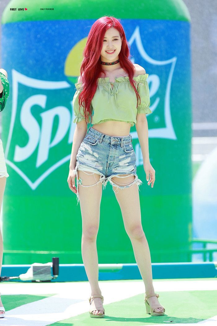 Được biết vòng eo của Rose chỉ có 48cm, cao đến 1m70 nhưng cân nặng của cô cũng chỉ có 45kg. Rose thường để lộ đôi chân gầy tong teo dù diện quần dài hay váy ngắn.