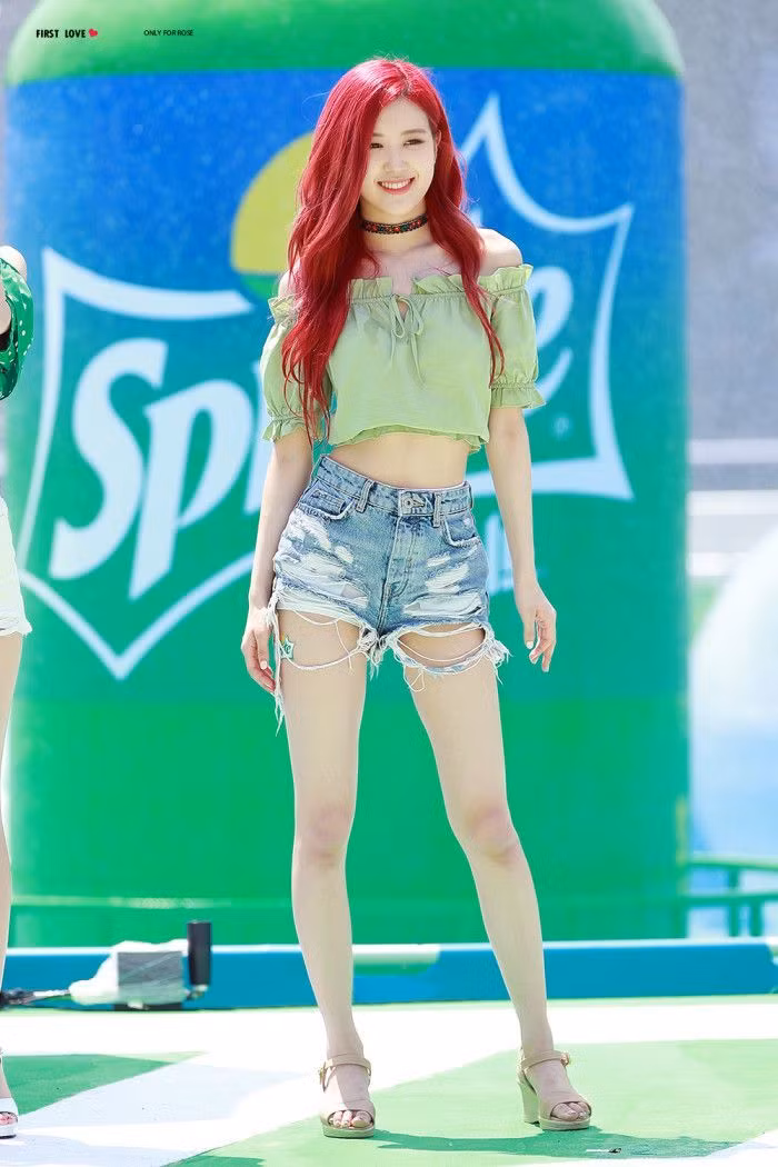 Được biết vòng eo của Rose chỉ có 48cm, cao đến 1m70 nhưng cân nặng của cô cũng chỉ có 45kg. Rose thường để lộ đôi chân gầy tong teo dù diện quần dài hay váy ngắn.