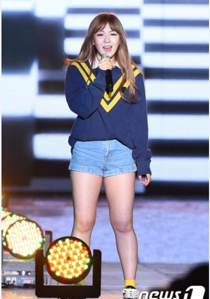 Wendy là giọng ca chính của Red Velvet, nhóm nhạc trực thuộc SM Entertainment. Trước khi nhận nhiều lời chỉ trích, cô có thân hình khá tròn trĩnh.