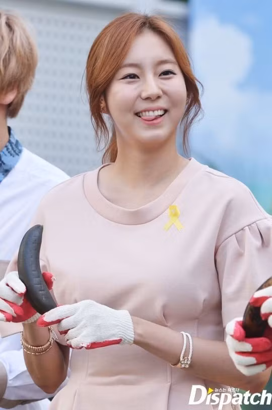 UEE từng có thân hình khá mũm mĩm, cô sở hữu giọng ca đầy nội lực với những bài hát sôi động kèm vũ đạo năng lượng.