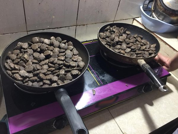 Hạt gấc được rang và bán theo kg.