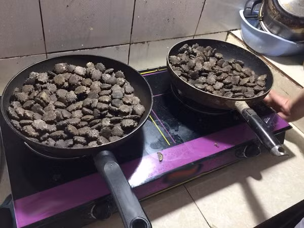 Hạt gấc được rang và bán theo kg.