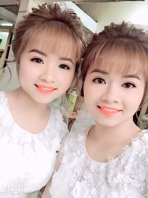 Chi em sinh doi lay chong cung ngay, lam sao de chu re nhan ra co dau?