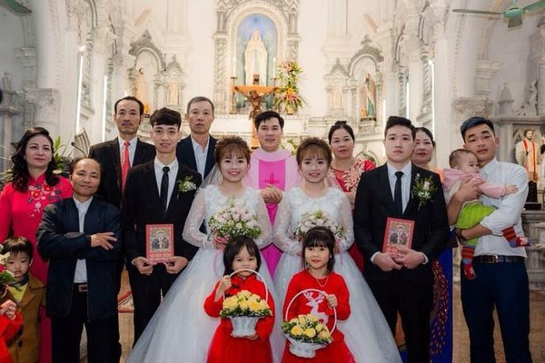 Chi em sinh doi lay chong cung ngay, lam sao de chu re nhan ra co dau?-Hinh-3