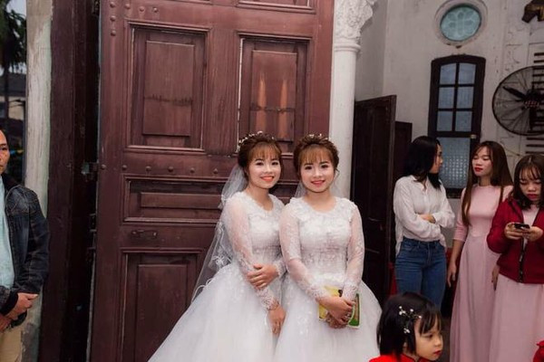 Chi em sinh doi lay chong cung ngay, lam sao de chu re nhan ra co dau?-Hinh-2