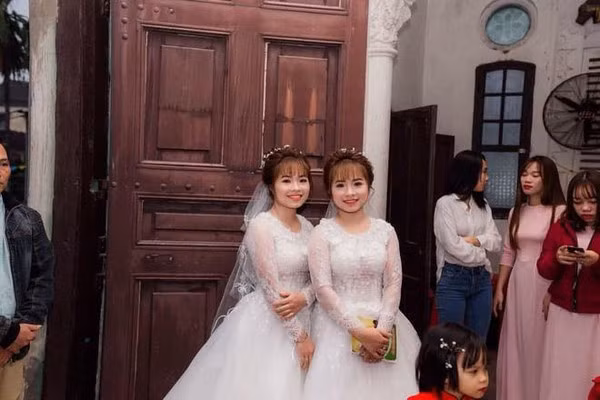 Chi em sinh doi lay chong cung ngay, lam sao de chu re nhan ra co dau?-Hinh-2