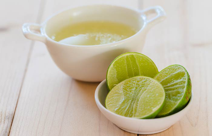 Vắt 2 quả chanh vào 500ml nước cất và để trong tủ lạnh, sau mỗi lần gội đầu, để cho tóc ráo nước rồi xoa hỗn hợp này lên, để khoảng 10 phút rồi xả sạch.