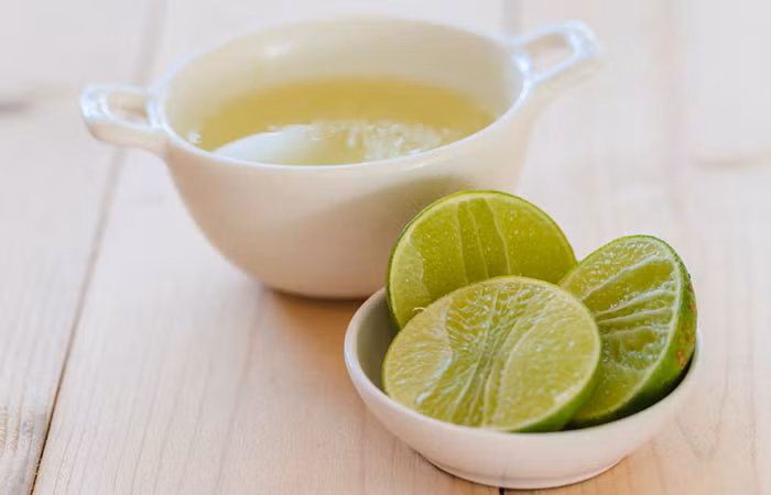 Vắt 2 quả chanh vào 500ml nước cất và để trong tủ lạnh, sau mỗi lần gội đầu, để cho tóc ráo nước rồi xoa hỗn hợp này lên, để khoảng 10 phút rồi xả sạch.