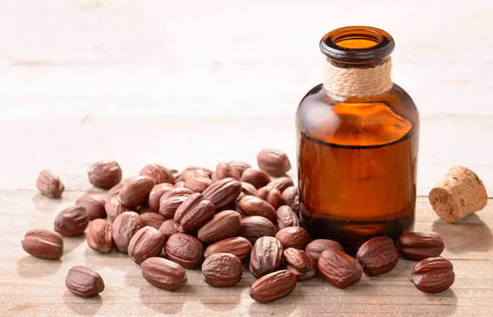 Cho một ít dầu jojoba ra lòng bàn tay rồi xoa lên tóc và da đầu. Để 30-60 phút rồi gội đầu như bình thường. Bạn có thể thưc hiện 1 lần/tuần.