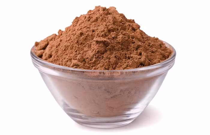 Rắc một ít bột ca cao lên tóc và da đầu, dùng lược chải để tán đều bột. Bạn có thể làm cách này bất cứ khi nào không có thời gian gội đầu.