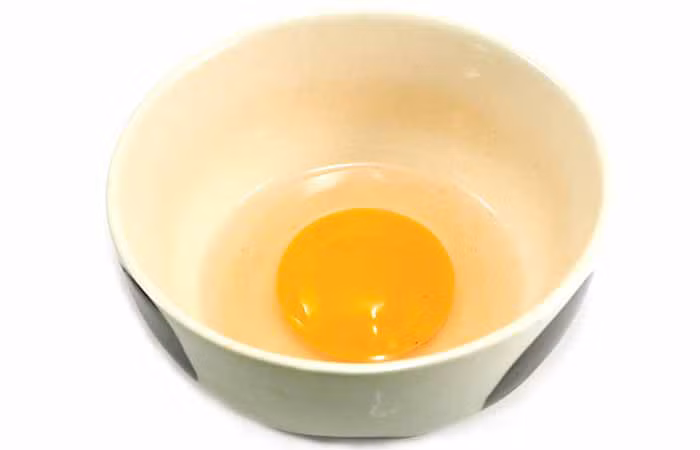 Một lòng trắng trứng gà trộn với 1 thìa nước chanh, xoa lên tóc đã gội sạch và để khoảng 30-40 phút rồi rửa sạch với nước lạnh. Bạn có thể làm 1 lần/tuần.