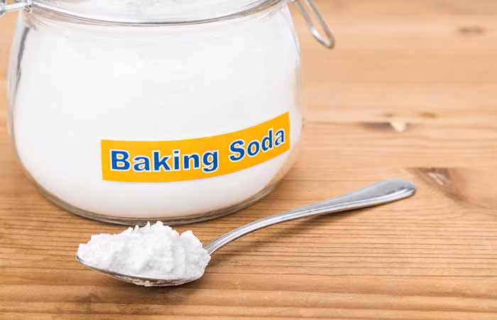 Xoa bột baking soda lên tóc và da đầu, sau đó dùng lược để tán đều baking soda. Bạn cũng có thể trộn 1 thìa baking soda với 3-4 thìa nước và xoa lên tóc ướt, để vài phút rồi xả sạch. Áp dụng công thức này 2 lần/tuần.