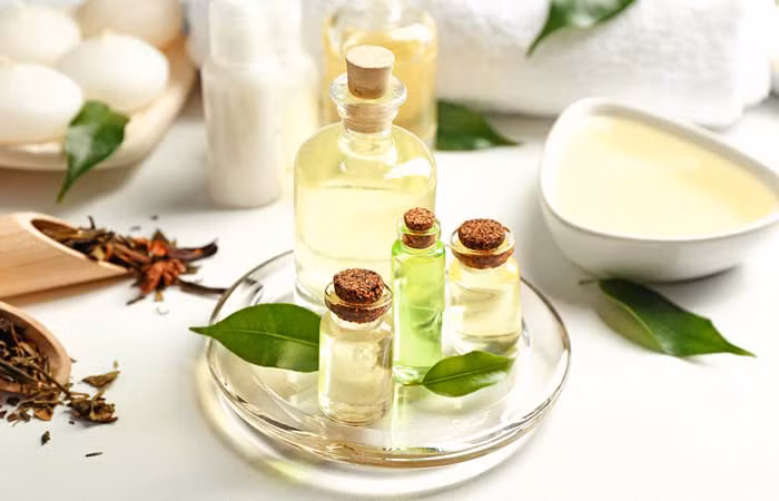 Tinh dầu trà xanh - Nhỏ 15 giọt tinh dầu trà xanh vào 30ml dầu dẫn (dầu dừa hoặc dầu jojoba), sau đó xoa hỗn hợp này lên da đầu và toàn bộ mái tóc, để ít nhất 1 tiếng rồi gội sạch. “Đắp mặt nạ” này 2-3 lần/tuần cho mái tóc của bạn.