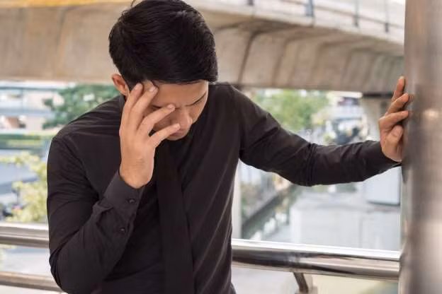 Hoa mắt chóng mặt - Triệu chứng nghe có vẻ “vô thưởng vô phạt” này lại là một dấu hiệu cơn đau tim sắp tới. Cũng trong nghiên cứu của Canada, khoảng 24% bệnh nhân nam và 27% bệnh nhân nữ ghi nhận dấu hiệu hoa mắt chóng mặt trước cơn đau tim.