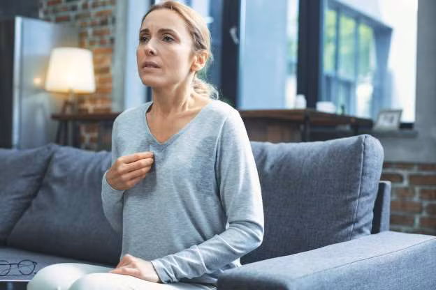 Bốc hỏa - Ngay cả khi là phụ nữ đang ở thời kỳ tiền mãn kinh, bạn cũng không nên tự trấn an mình rằng, những cơn bốc hỏa là hậu quả của sự thay đổi hóc-môn. Một nghiên cứu của Canada năm 2015 trên 1.015 bệnh nhân đau tim cho thấy, 45% nam giới và 55% nữ giới có ghi nhận các cơn bốc hỏa như triệu chứng báo hiệu cơn đau tim.