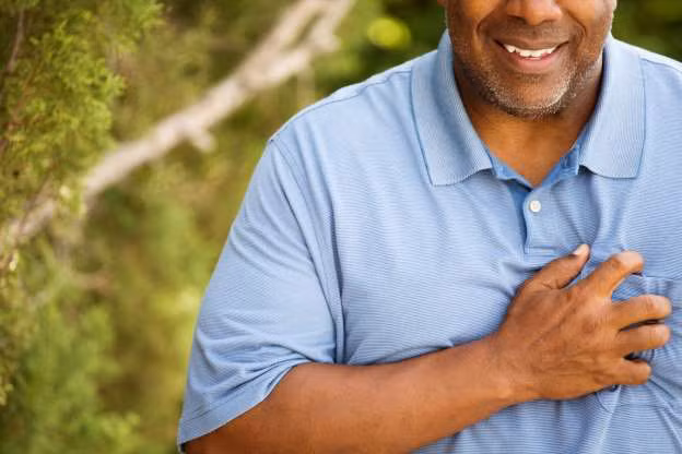 Áp lực ở vùng giữa ngực - Nhiều người thường cho rằng cơn đau tim sẽ được báo hiệu bằng một cơn thắt ở bên ngực trái. Tuy nhiên, trái tim chỉ nằm hơi lệch về bên trái và thực sự là cơn đau có thể xuất hiện ở vùng giữa ngực.