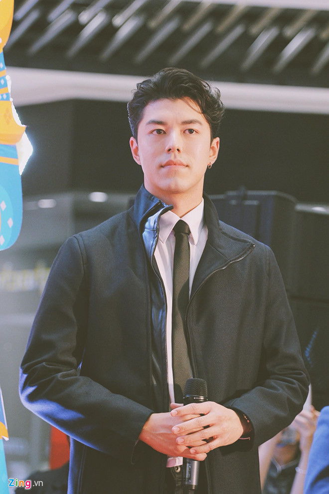 Trong suốt thời gian diễn ra sự kiện, anh liên tục tương tác và thể hiện tình cảm với người hâm mộ. Sao năm sinh năm 1996 hào hứng: “Nine cảm thấy rất vui vì nhận được sự cổ vũ nồng nhiệt của các bạn fan”. Nam tài tử xứ chùa vàng còn tiết lộ đã chuẩn bị những món quà đặc biệt dành tặng cho người hâm mộ tại Việt Nam.