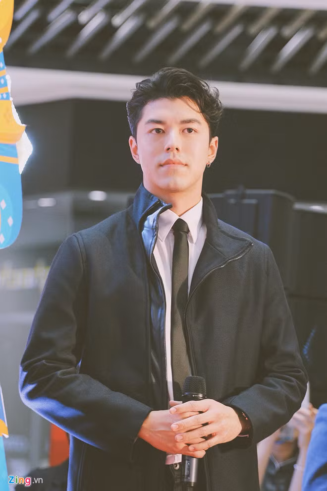 Trong suốt thời gian diễn ra sự kiện, anh liên tục tương tác và thể hiện tình cảm với người hâm mộ. Sao năm sinh năm 1996 hào hứng: “Nine cảm thấy rất vui vì nhận được sự cổ vũ nồng nhiệt của các bạn fan”. Nam tài tử xứ chùa vàng còn tiết lộ đã chuẩn bị những món quà đặc biệt dành tặng cho người hâm mộ tại Việt Nam.