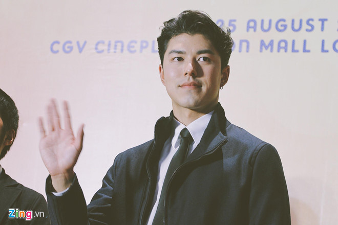 Mới đây, anh đã sang Việt Nam để tham dự Lễ hội Thái Lan, diễn ra vào ngày 24/8. Sự kiện nhanh chóng thu hút sự quan tâm đặc biệt của truyền thông và khán giả Việt. Ngay khi vừa xuất hiện, nam diễn viên thu hút sự chú ý với vẻ nam tính, điển trai. Sao nam gây ấn tượng với trang phục trẻ trung, lịch lãm. Tại đây, Nine Naphat đã chia sẻ những cảm xúc khi lần đầu tiên được gặp gỡ khán giả Việt Nam cũng như giới thiệu thêm về bộ phim mới và những thông tin bên lề trong quá trình bấm máy.