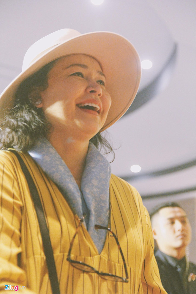 Đồng hành cùng Nine trong chuyến sang thăm Việt Nam còn có mẹ của anh - diễn viên nổi tiếng Pimpaka Siangsomboon. Bà chăm chú ngồi theo dõi Naphat phía dưới sân khấu. Mặc trang phục giản dị, song sao nữ kỳ cựu người Thái vẫn toát lên vẻ đằm thắm, phúc hậu. Bà từng đoạt giải Á hậu 2 cuộc thi Hoa hậu Thế giới Thái Lan năm 1988.