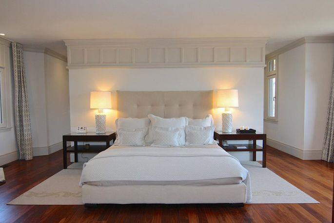 Phòng ngủ chính rộng rãi, được thiết kế đối xứng, tạo nên cảm giác thoải mái cho gia chủ. Căn phòng cũng được tích hợp với một số khu vực khác bên trong như phòng tắm và phòng thay áo quần.