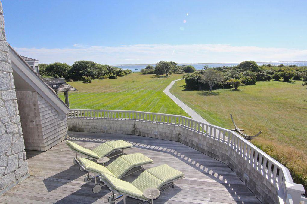 Ban công lát gỗ cùng những chiếc ghế dài để sưởi nắng là nơi gia chủ có thể thư giãn với khung cảnh thiên nhiên sống động, phong phú.