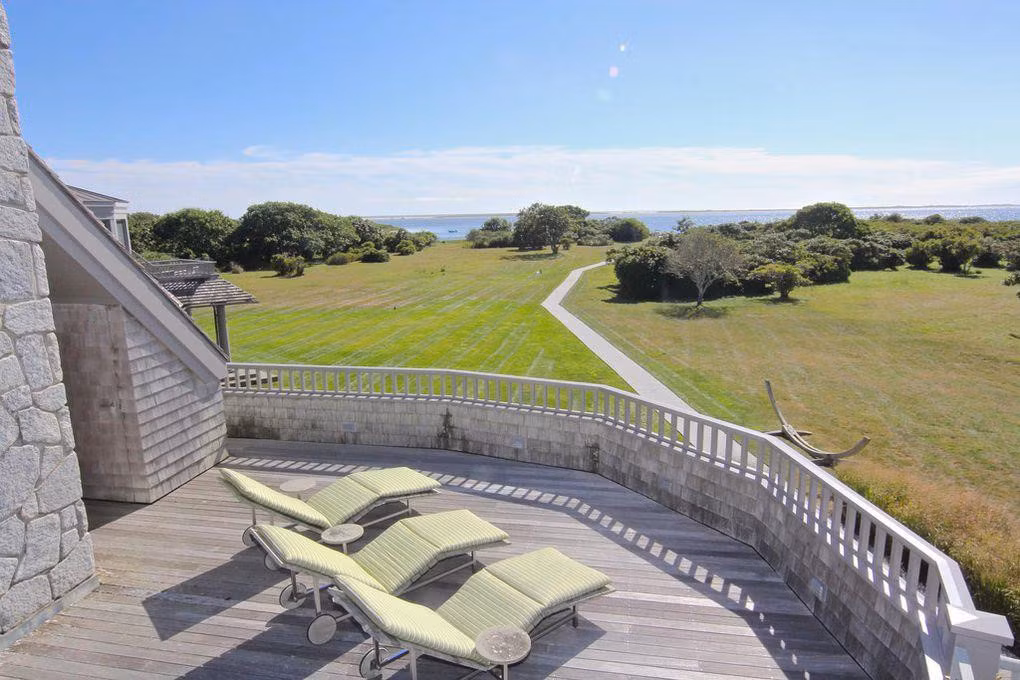 Ban công lát gỗ cùng những chiếc ghế dài để sưởi nắng là nơi gia chủ có thể thư giãn với khung cảnh thiên nhiên sống động, phong phú.