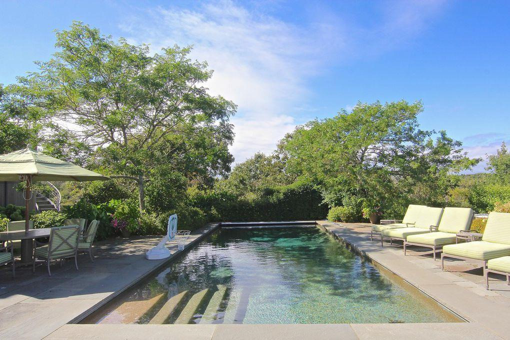 Bể bơi ngoài trời cũng có những chiếc ghế dài để tắm nắng và một khu vực cho việc ăn uống, chuyện trò.