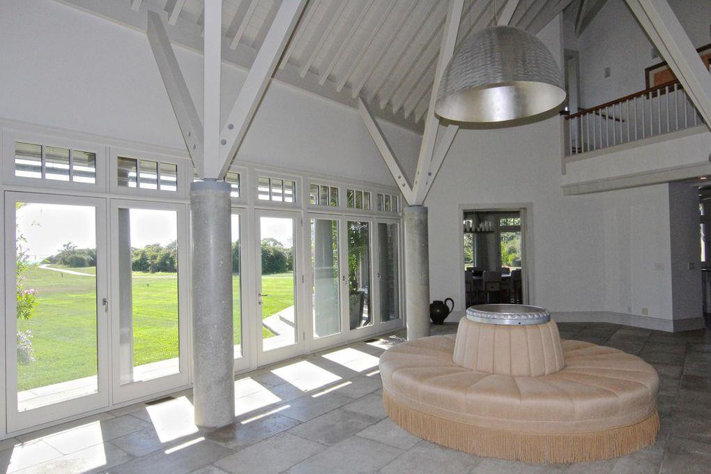 Trái ngược với vẻ mộc mạc, ấm bên ngoài, các không gian bên trong căn biệt thự mang tông màu trắng, xám chủ đạo tạo nên cảm giác mát lạnh cùng một số thiết kế nội thất kỳ lạ, độc đáo.