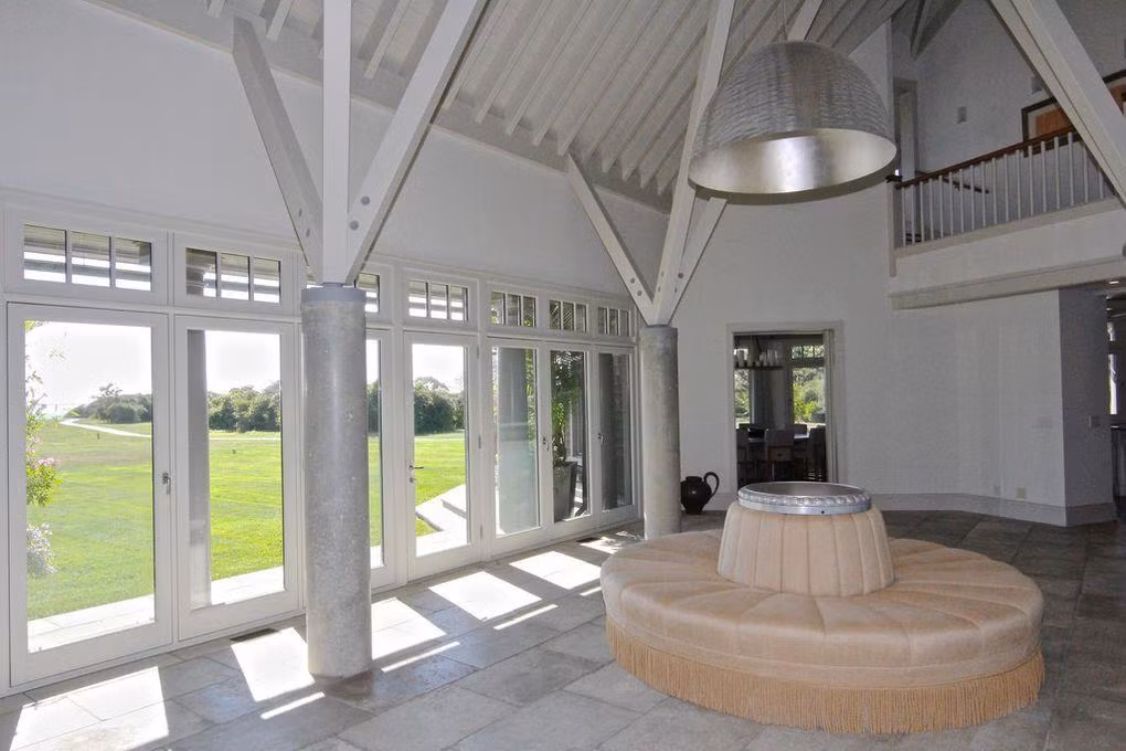 Trái ngược với vẻ mộc mạc, ấm bên ngoài, các không gian bên trong căn biệt thự mang tông màu trắng, xám chủ đạo tạo nên cảm giác mát lạnh cùng một số thiết kế nội thất kỳ lạ, độc đáo.