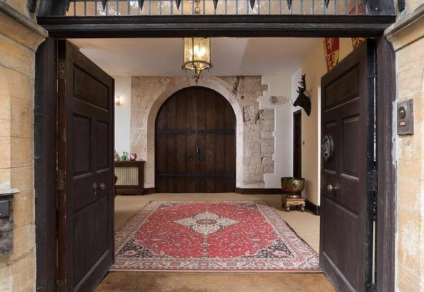 Các nhà môi giới hết lời khen ngợi vị trí đắc địa của lâu đài Devizes ở ngoại ô thị trấn Wiltshire sầm uất đẹp như tranh, với những kiến trúc tường thành và tháp canh bằng đá rất khả ái.