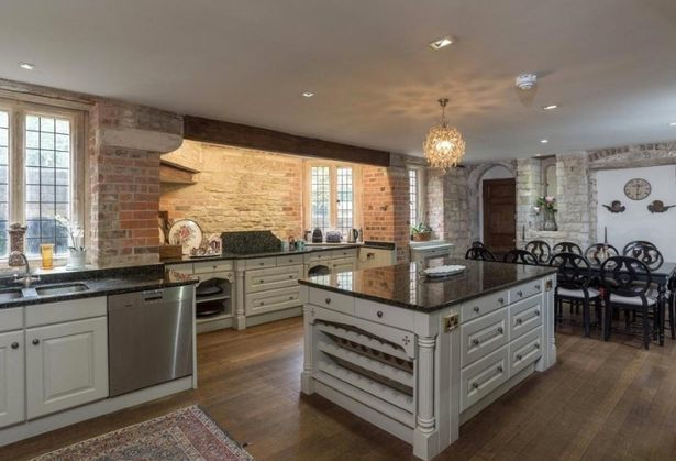 Chính vì thế mà giá bán của nó trên thị trường cũng choáng váng: 3,25 triệu bảng Anh (khoảng hơn 92 tỉ đồng).