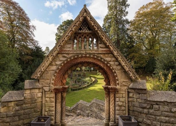 Thế rồi, năm 1648, tòa lâu đài một lần nữa bị phá hủy trong cuộc Nội chiến nước Anh. Tòa lâu đài hiện giờ được xây dựng lại năm 1830 và từ đó đến nay vẫn đứng vững, là một trong những lâu đài đẹp và có di sản phong phú nhất liên quan đến chế độ quân chủ của Anh quốc.