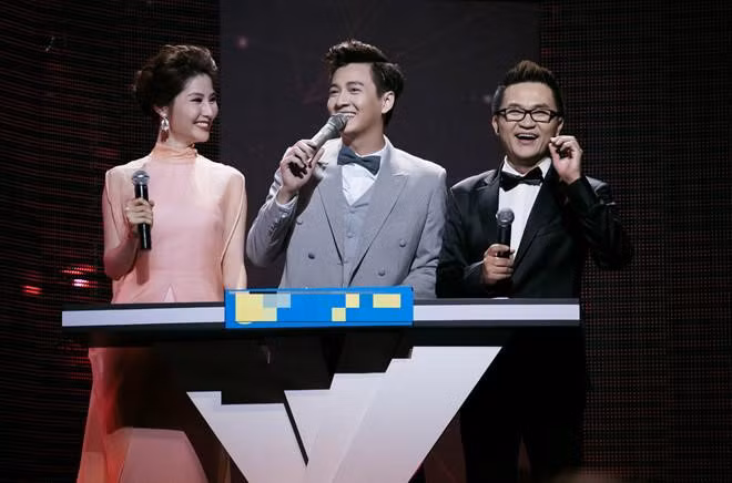 Diễm My 9X từng muối mặt trên sóng truyền hình vì bị nói nhịu. Trong lúc trò chuyện, cô đã nói về bạn dẫn với nội dung: "Anh Đại Nghĩa là MC hội tụ đủ các yếu tố cầm kỳ thi họa". Song người đẹp lại nói nhịu thành một từ nhạy cảm. Sau khi phát hiện đã sai sót, nữ diễn viên nhanh chóng bịt miệng vì ngượng ngùng.