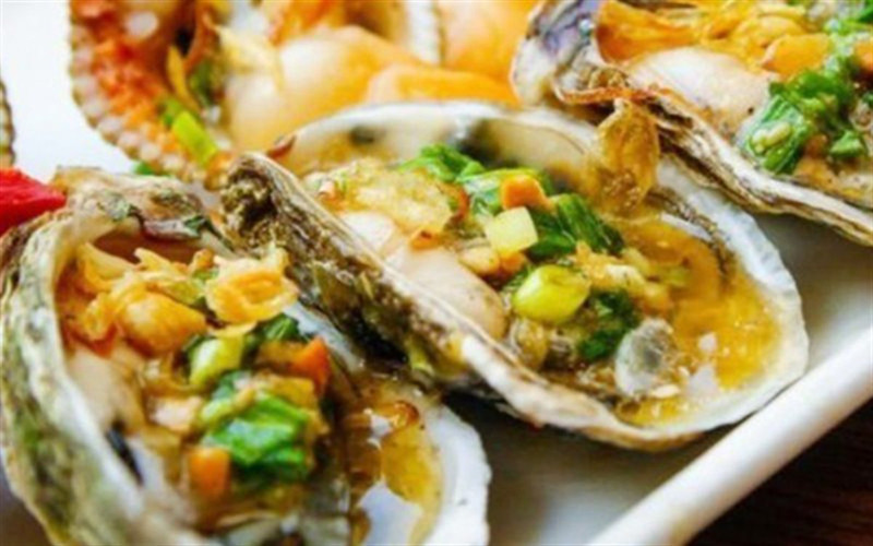 Tiêu thụ các loại động vật có vỏ sống, đặc biệt là hàu làm tăng nguy cơ bị nhiễm bệnh viêm gan A. Hàu và các loại hai mảnh vỏ khác, có thể tiếp xúc với nước bị ô nhiễm khi cho ăn và trở thành vật mang bệnh.