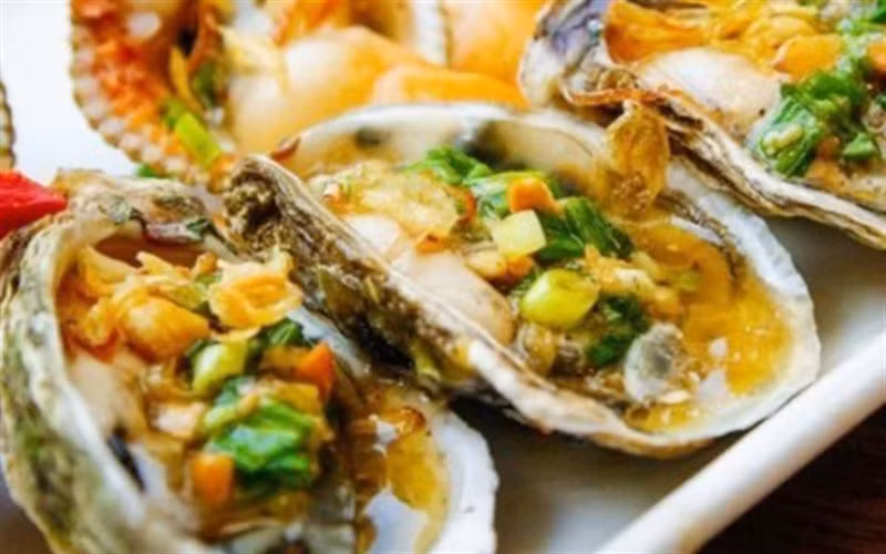 Tiêu thụ các loại động vật có vỏ sống, đặc biệt là hàu làm tăng nguy cơ bị nhiễm bệnh viêm gan A. Hàu và các loại hai mảnh vỏ khác, có thể tiếp xúc với nước bị ô nhiễm khi cho ăn và trở thành vật mang bệnh.