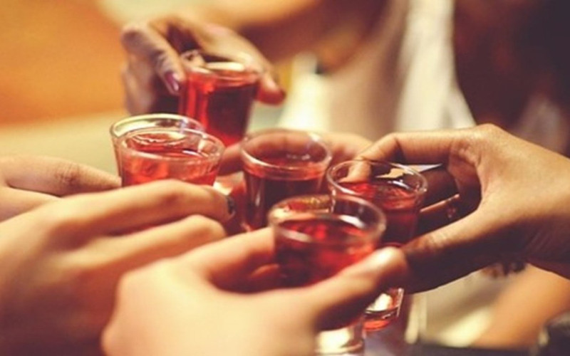 Uống quá nhiều rượu trong một thời gian dài có thể gây ra gan nhiễm mỡ, xơ gan, hoặc viêm gan, thậm chí cả 3 vấn đề trên cùng một lúc. Uống nhiều rượu trong một thời gian dài làm phá hủy mô gan, gây ra sẹo, làm cản trở khả năng hoạt động của nó.