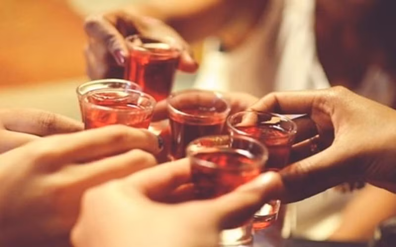 Uống quá nhiều rượu trong một thời gian dài có thể gây ra gan nhiễm mỡ, xơ gan, hoặc viêm gan, thậm chí cả 3 vấn đề trên cùng một lúc. Uống nhiều rượu trong một thời gian dài làm phá hủy mô gan, gây ra sẹo, làm cản trở khả năng hoạt động của nó.